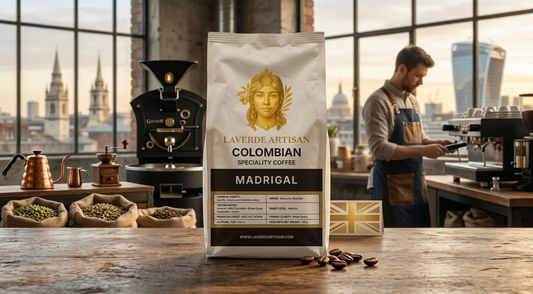 Single-origin specialty coffee beans from Colombian artisan roaster compared with big brand coffee — UK 2026 guide to artisan vs commercial beans